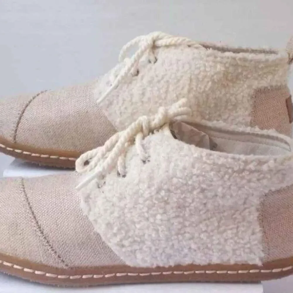TOMS Bota Gold & Ivory Natural Plush Shearling Lace-Up Bootie. Size 10
